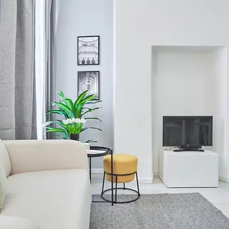 Elegante Minimal Dai Tocchi Botanici Appartement