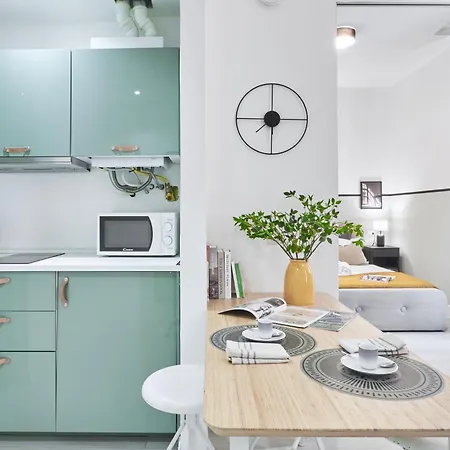 Elegante Minimal Dai Tocchi Botanici Appartement