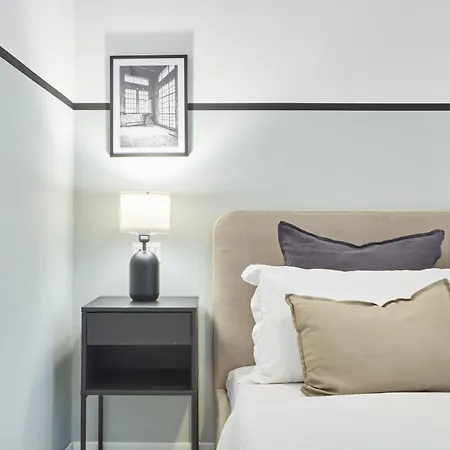 Elegante Minimal Dai Tocchi Botanici Apartment Milan
